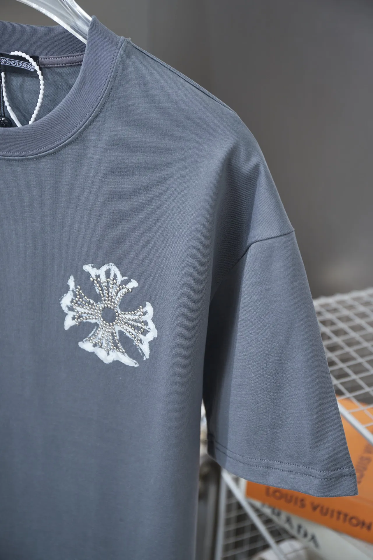 🅿️200 Chrome Hearte 25SS early spring new model, printed hot diamond short sleeves, light luxury, a must-have item for daily commuting for men and women, correct version, welcome to compare, detailed features · 280 grams of 100% pure cotton double yarn jersey fabric · Special thickened 32 pieces of double-strand 1X1 thread in the same vat · Environmentally friendly screen hand printing ➕ Imported Australian matte pearl diamond ➕ Three-dimensional wow glue high temperature hot pressing · Double-needle sewing and cross-seam technology · Original main mark, washed tag, branded moisture-proof paper packaging Color: black/white/grey Size: S/M/L/XL